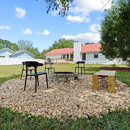 Spacious Home Near Beach, Large Yard, Game Room And Dog Friendly